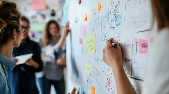 Team diskutiert den Einsatz von Künstlicher Intelligenz im Unternehmen.