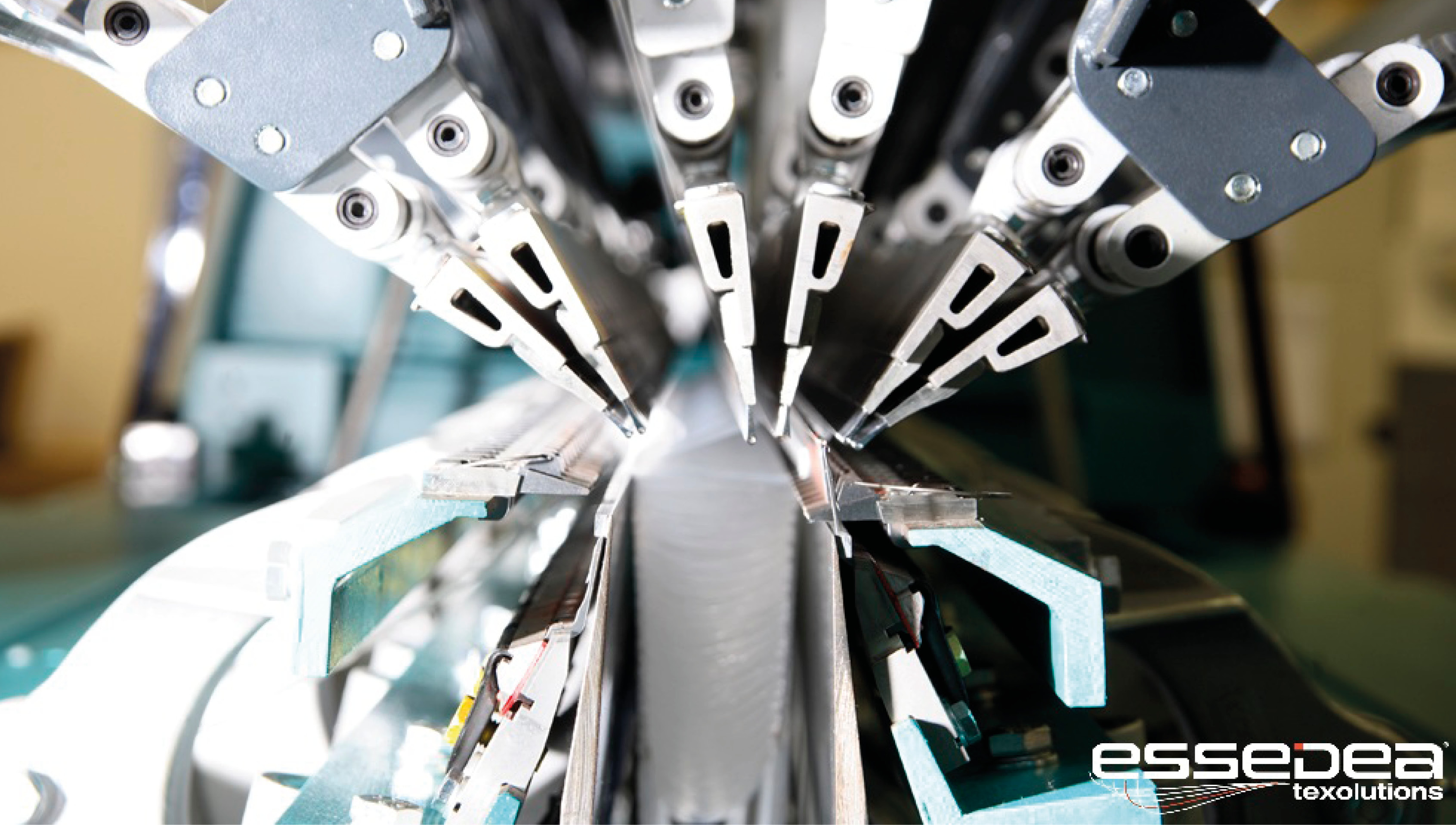 Automatisierte Produktionsanlage mit mehreren Greifsystemen für präzise Fertigungsprozesse.